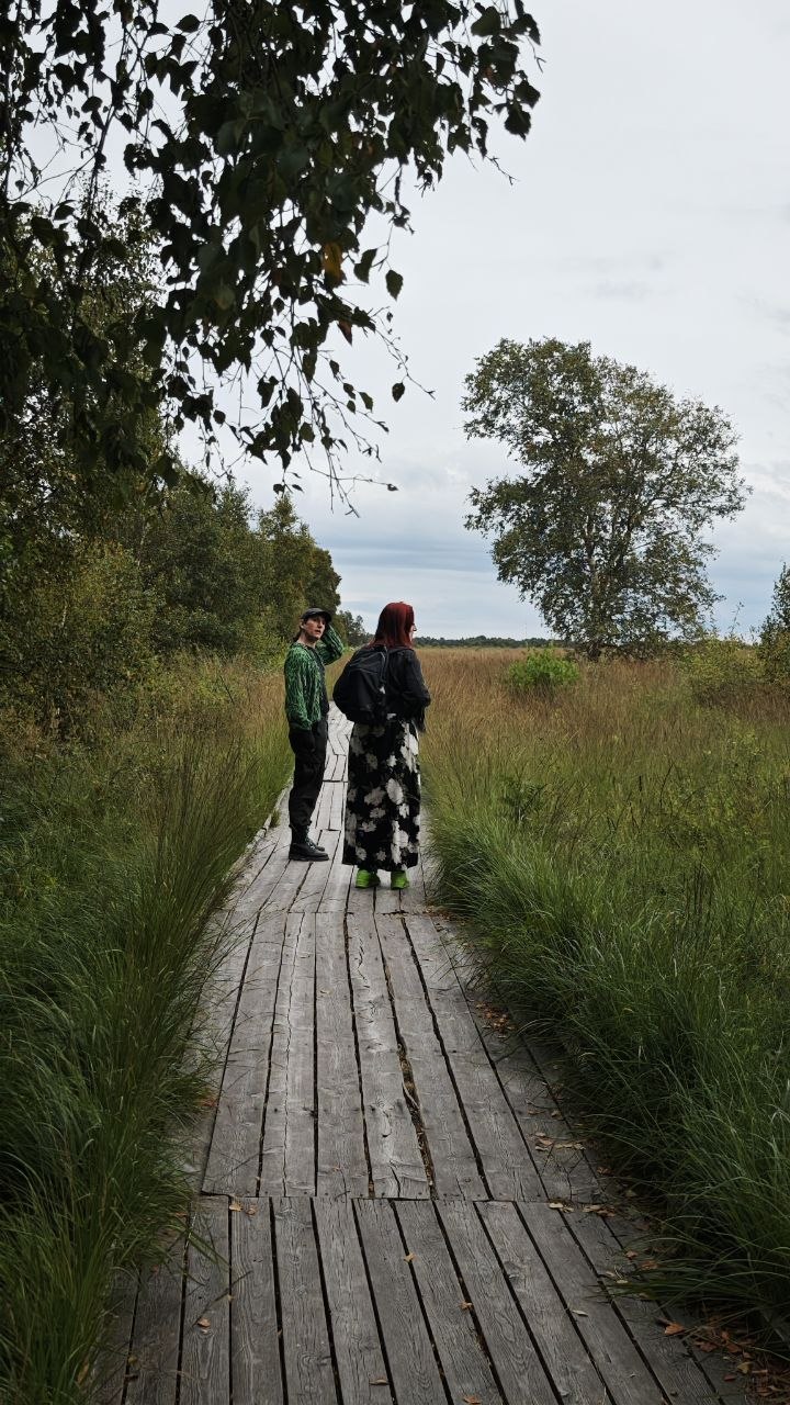 Gasher und Ally auf Planken